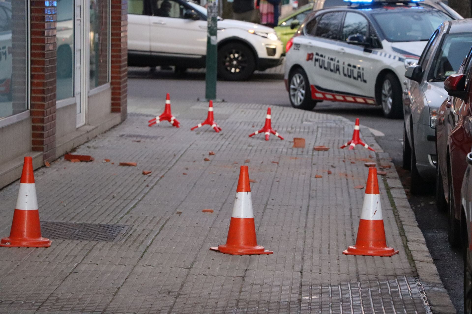 Bomberos de León intervienen en una fachada