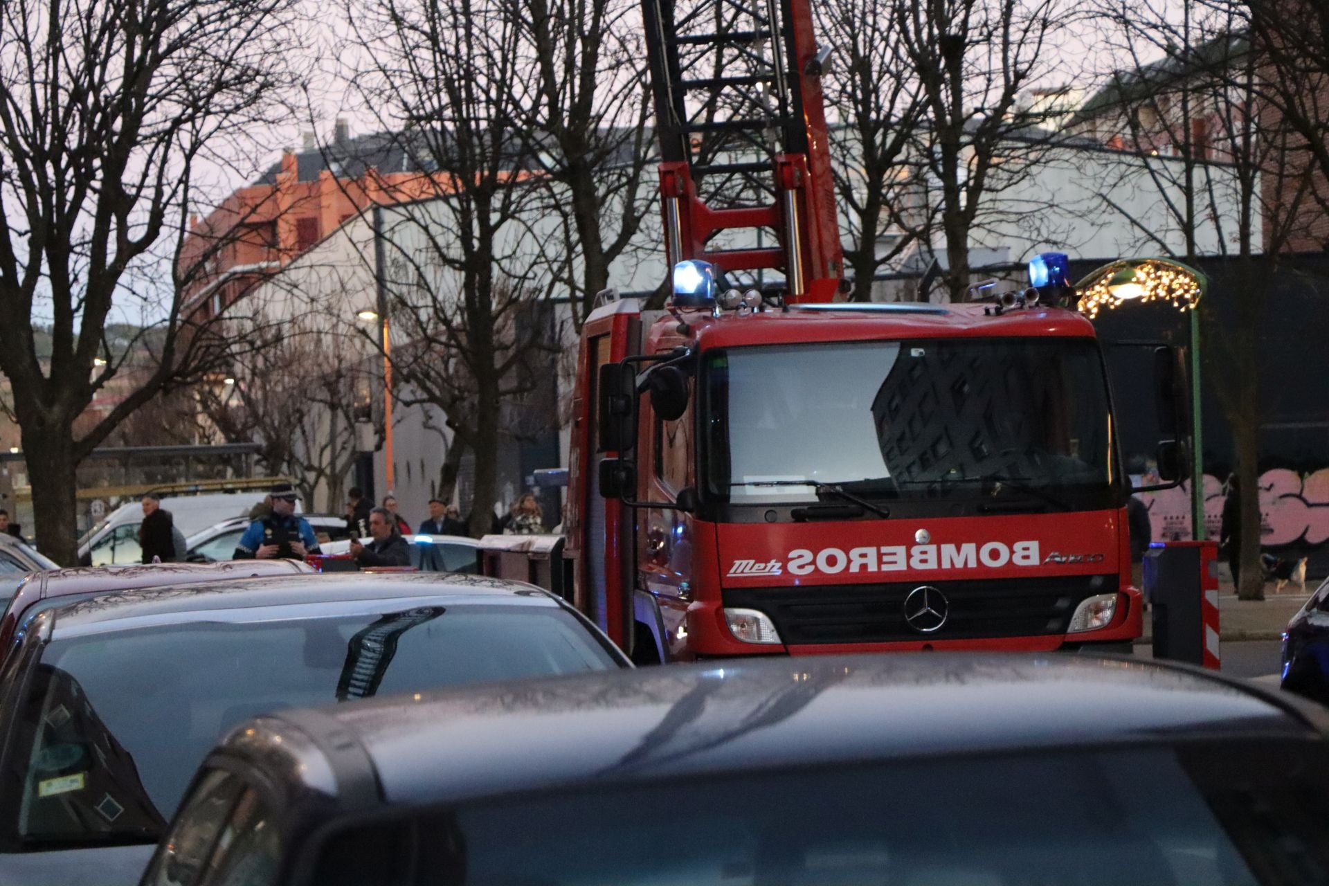 Bomberos de León intervienen en una fachada