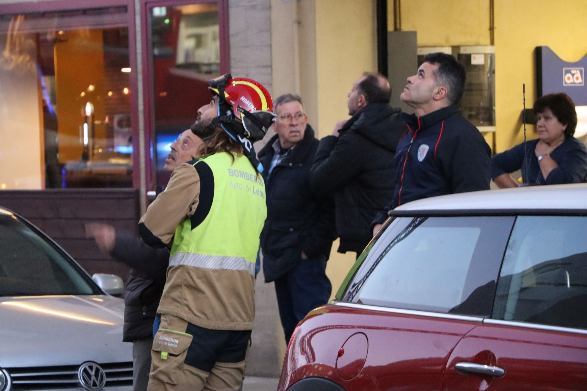 Bomberos de León intervienen en una fachada