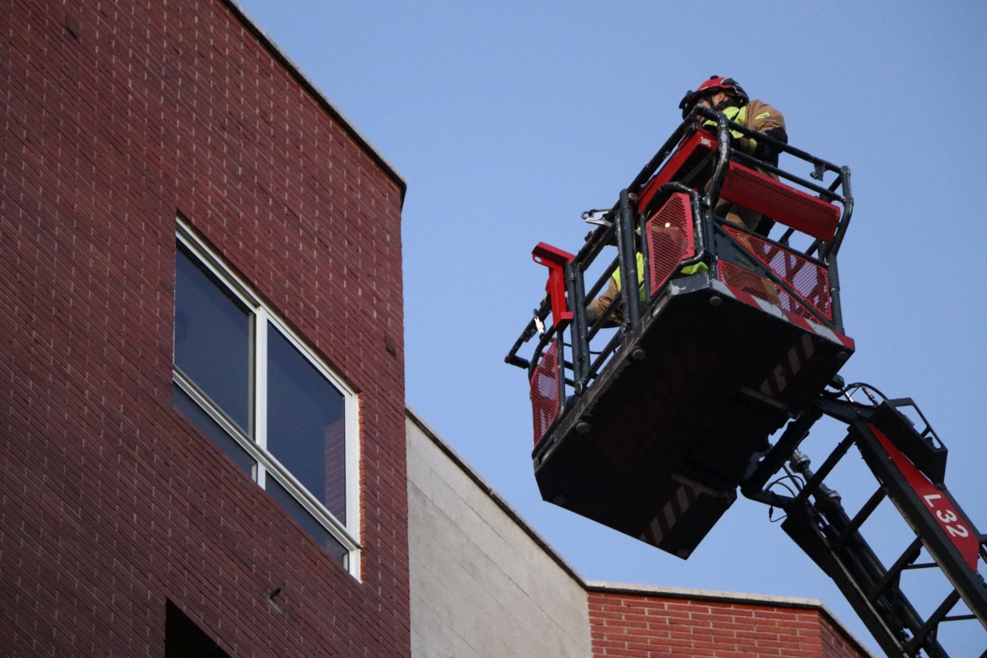 Bomberos de León intervienen en una fachada