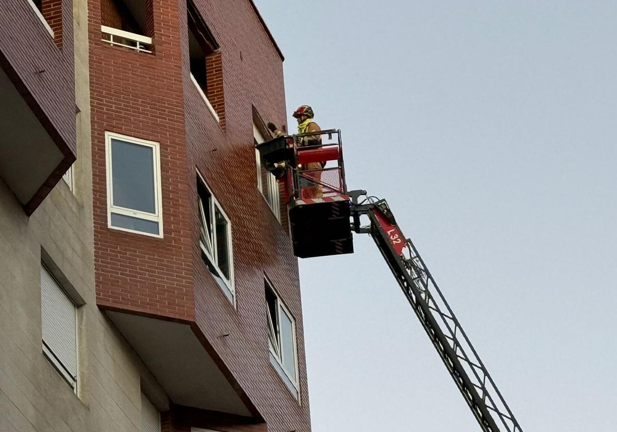 Bomberos de León actúan en la ventana del edificio.