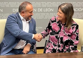 El presidente de la Diputación, Gerardo Álvarez Courel, junto a la alcaldesa de Sahagún, Paula Conde.