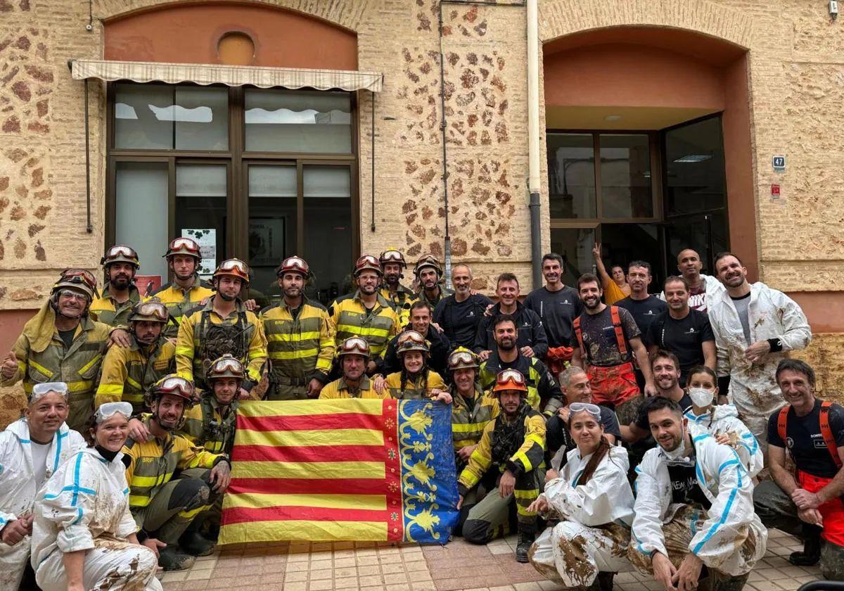 Bomberos de la Brif de Tabuyo con vecinos de Valencia tras la DANA.