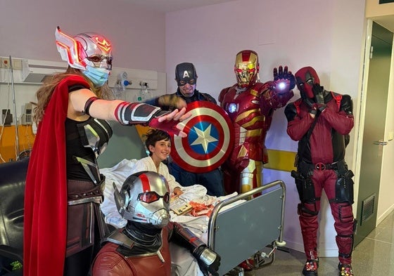 los superhéroes de Marvel visitan a los niños ingresados en el Hospital de León.