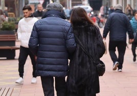 Dos ciudadanos leoneses caminan por las calles de León.