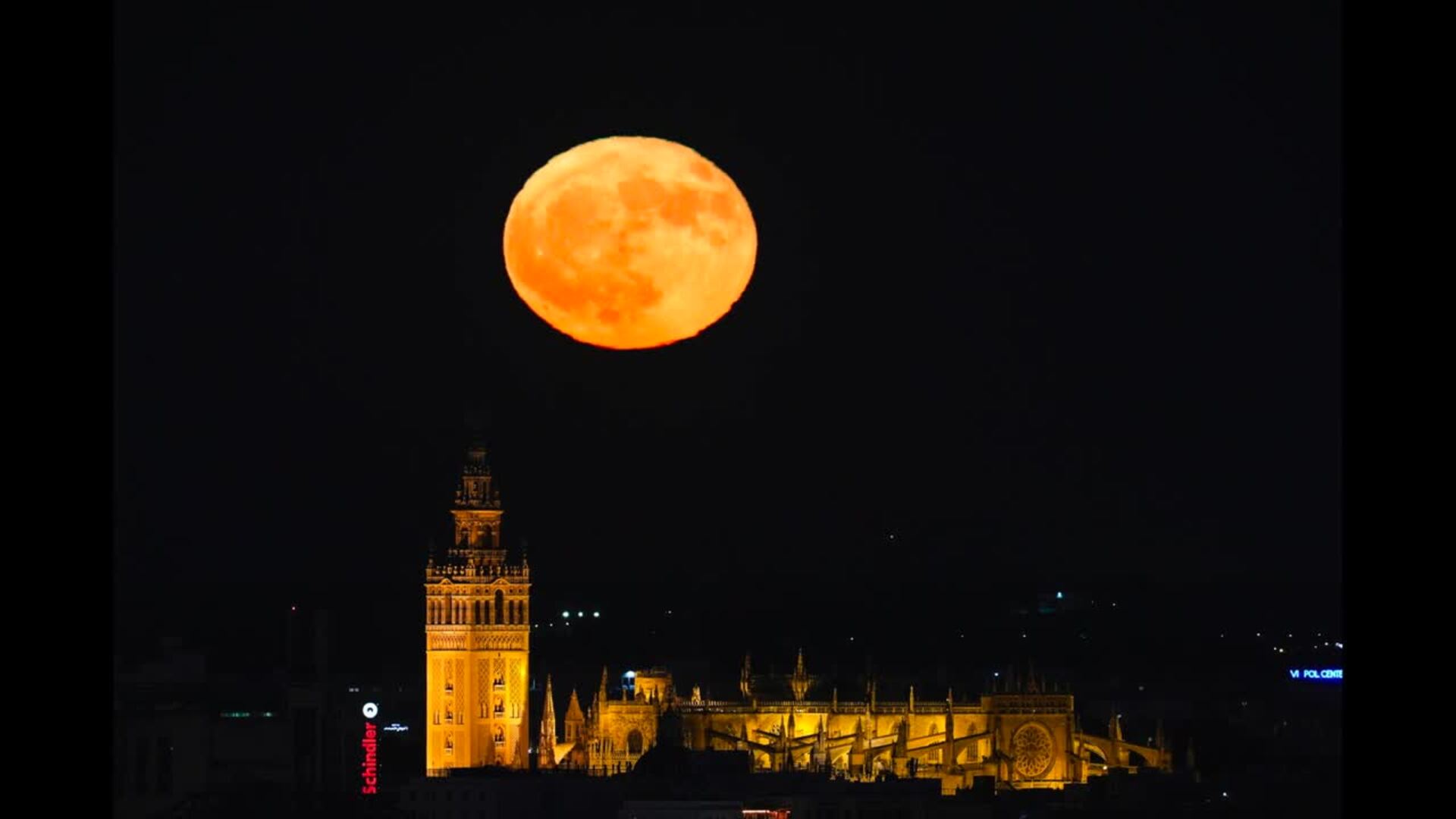 La 'Superluna del Ciervo' preside las noches cálidas sevillanas del mes de julio