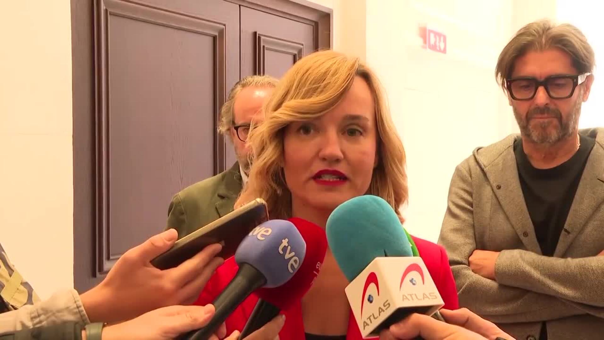 Pilar Alegría pide dar "respuesta contundente" tras los insultos racistas durante el Clásico