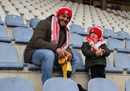 Un padre y su hijo durante el entrenamiento abierto de la Cultural este viernes 3 de enero