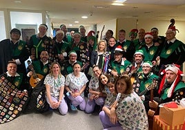 Los miembros de la tuna de la Universidad de León junto a trabajadoras del hospital