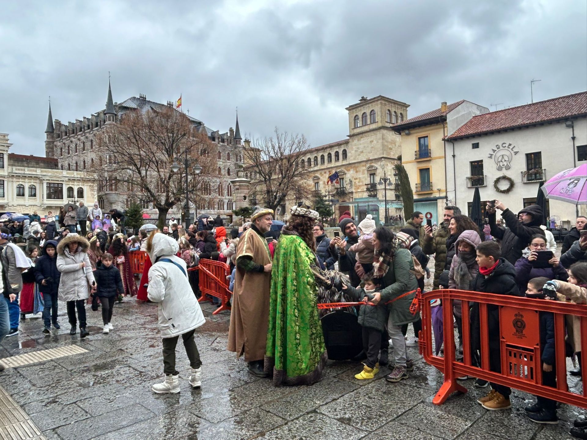 Así recibieron los niños de León a Los Reyes Magos