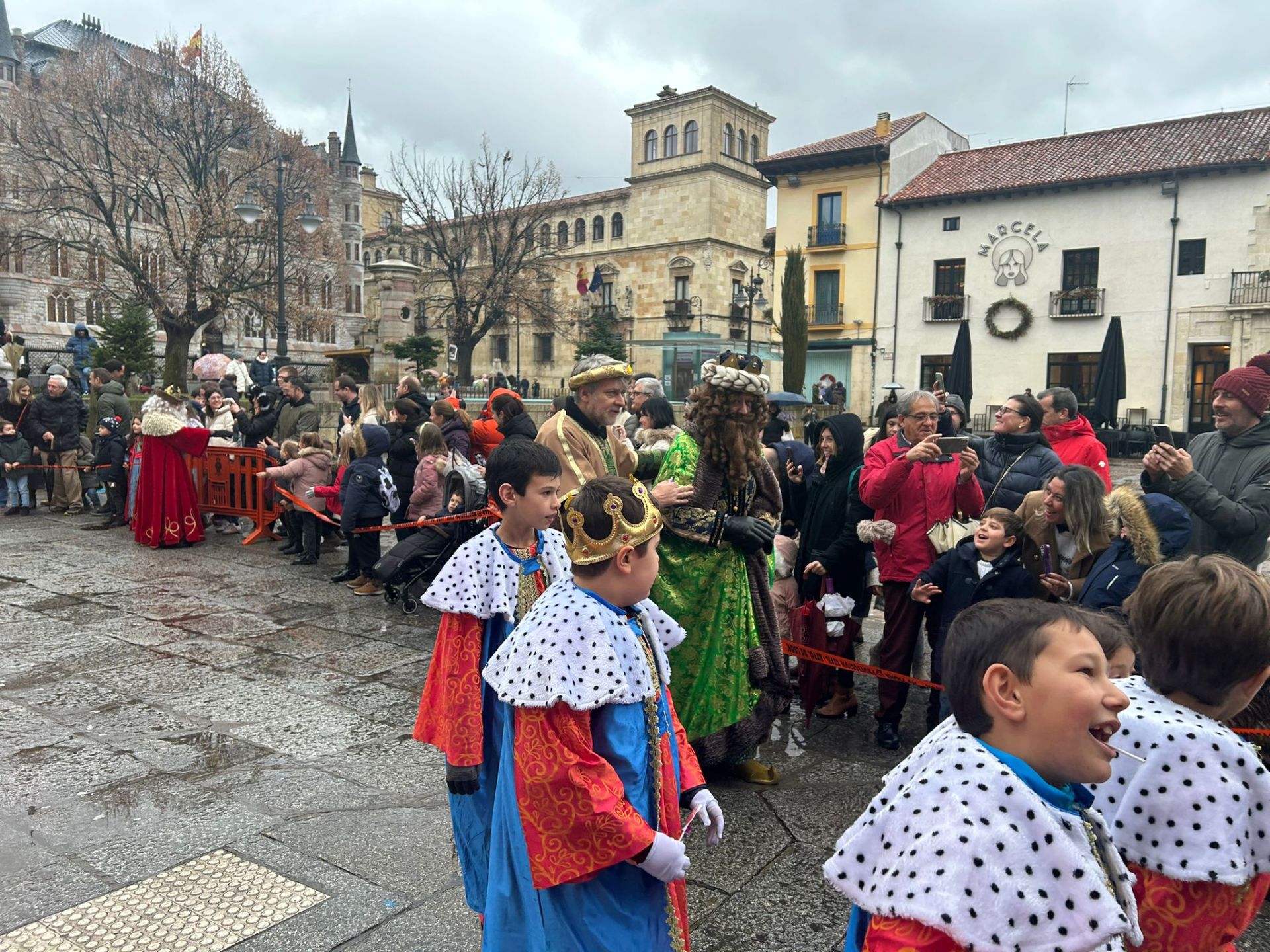 Así recibieron los niños de León a Los Reyes Magos