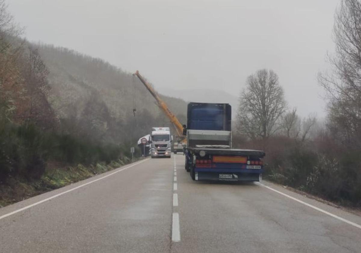 Fotografía del corte en la carretera entre Garandilla y Riello.