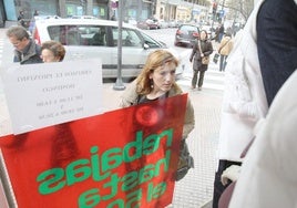 Mujer observa las ofertas de las rebajas.