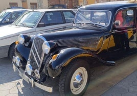 Coche antiguo en un pueblo de León.