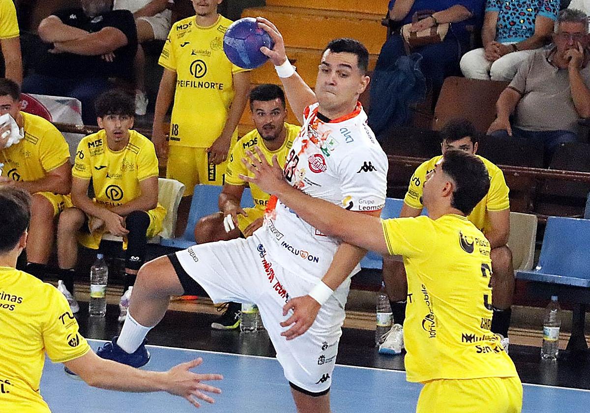 Álex Lodos, en un partido con el Abanca Ademar.