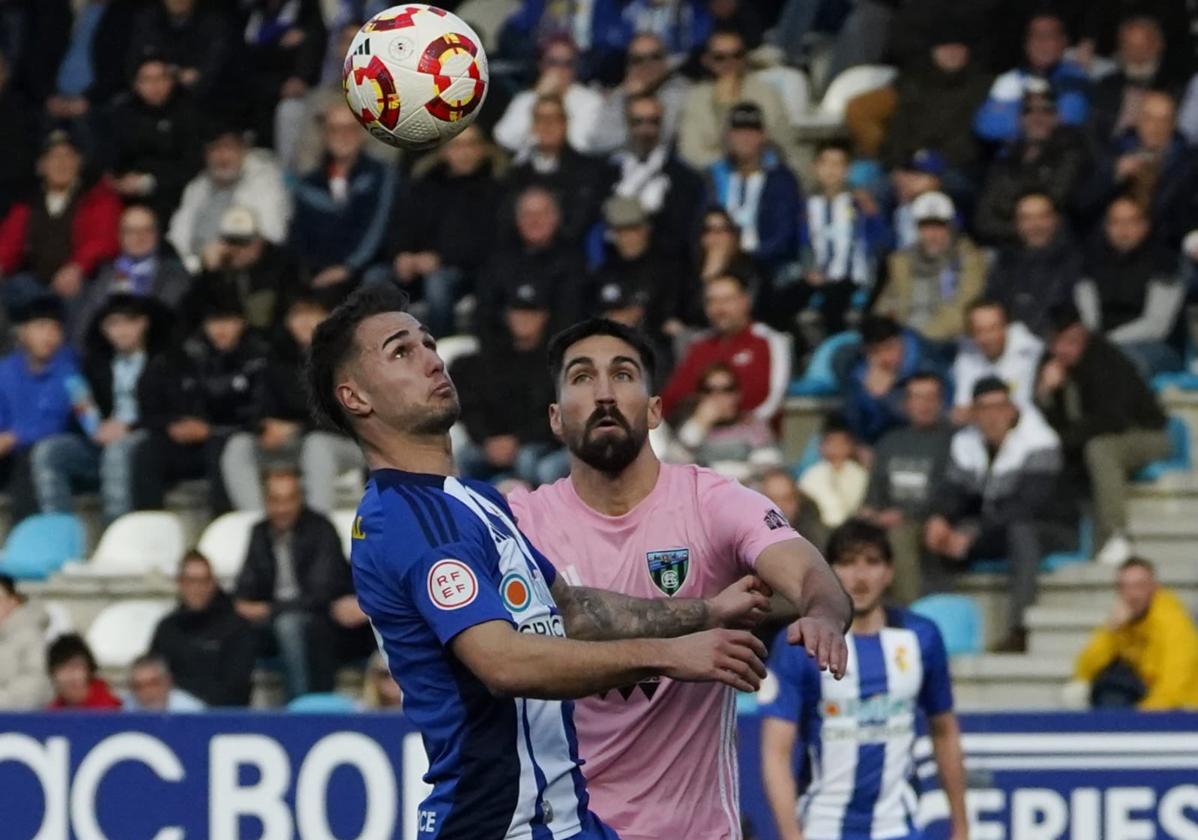 Carrique pelea por un balón ante el Sestao.