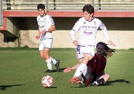 Juan, jugador del Júpiter, en un lance en el choque ante el Laguna de este domingo.