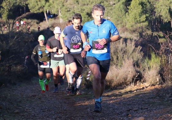 Los participantes de la Transcandamia, en su paso por una de las cuestas en el paraje de Las Lomas.