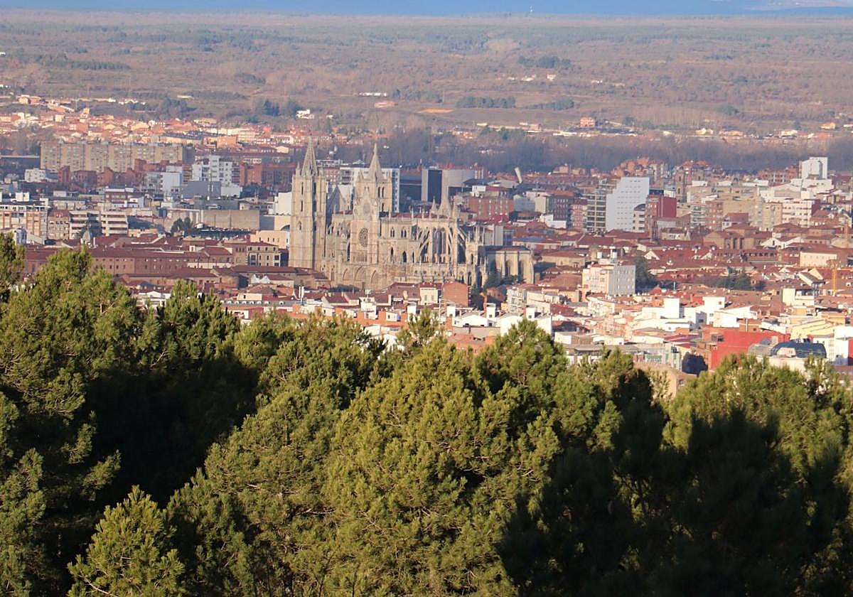 Imagen de la Catedral de León desde Las Lomas.