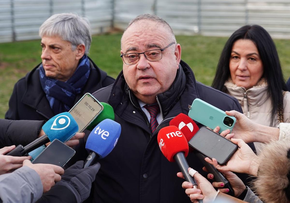 Alejandro Vázquez este lunes atiende a los medios durante su visita a las obras del centro de salud de Pinilla.