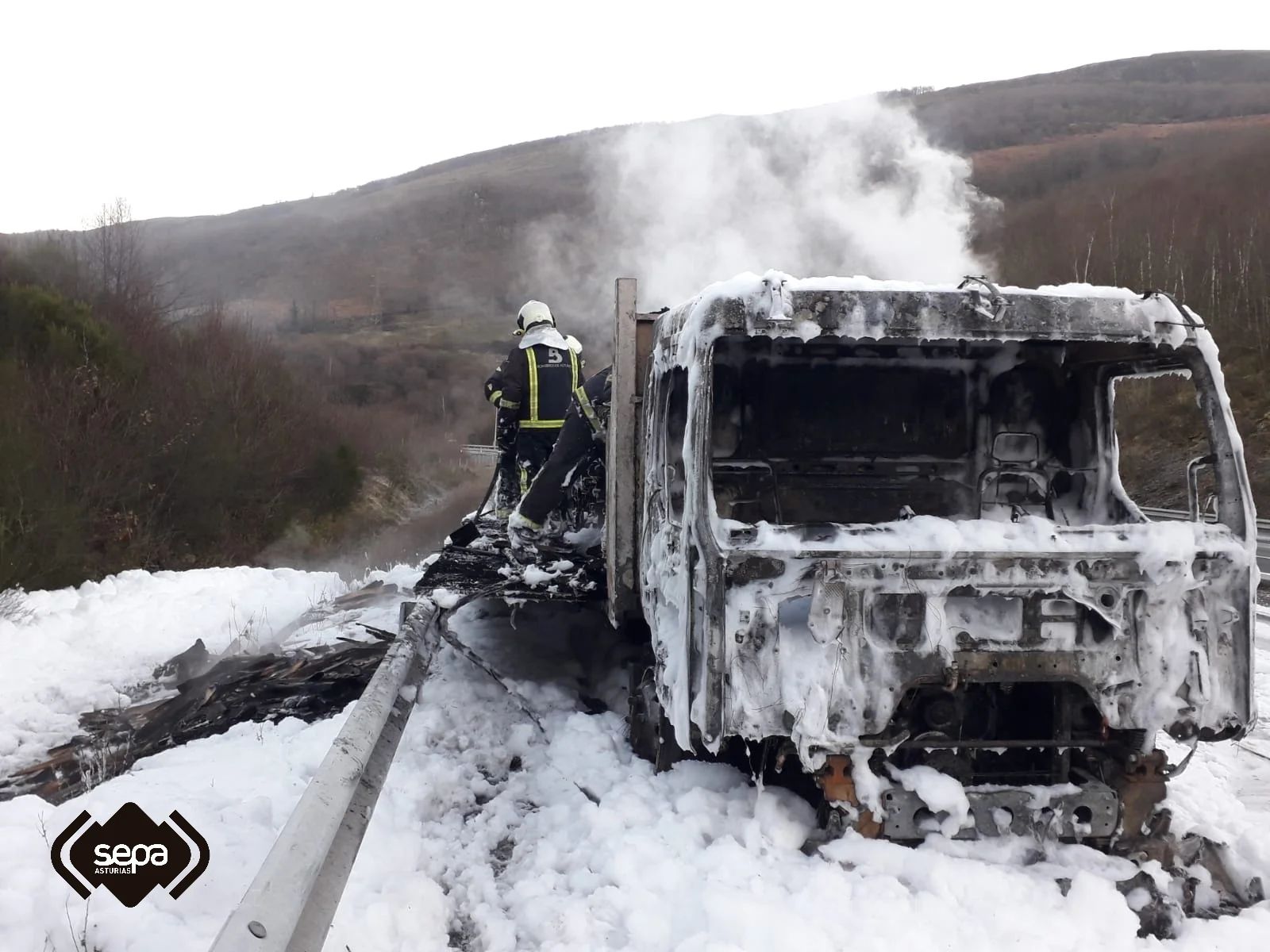 Así quedó el camión calcinado en la AP-66