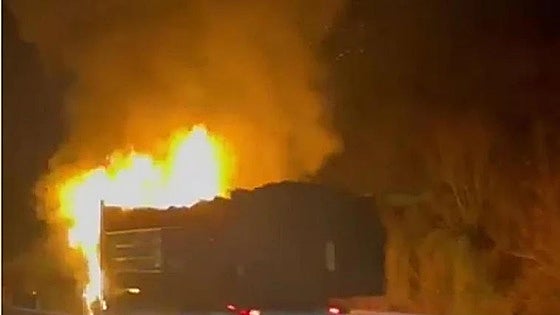 Arde un camión con siete toneladas de madera en la León-Asturias