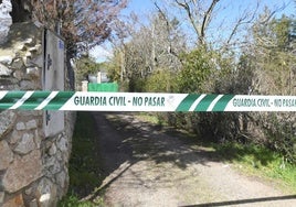 Lugar donde se cometió el crimen acordonado por la Guardia Civil.