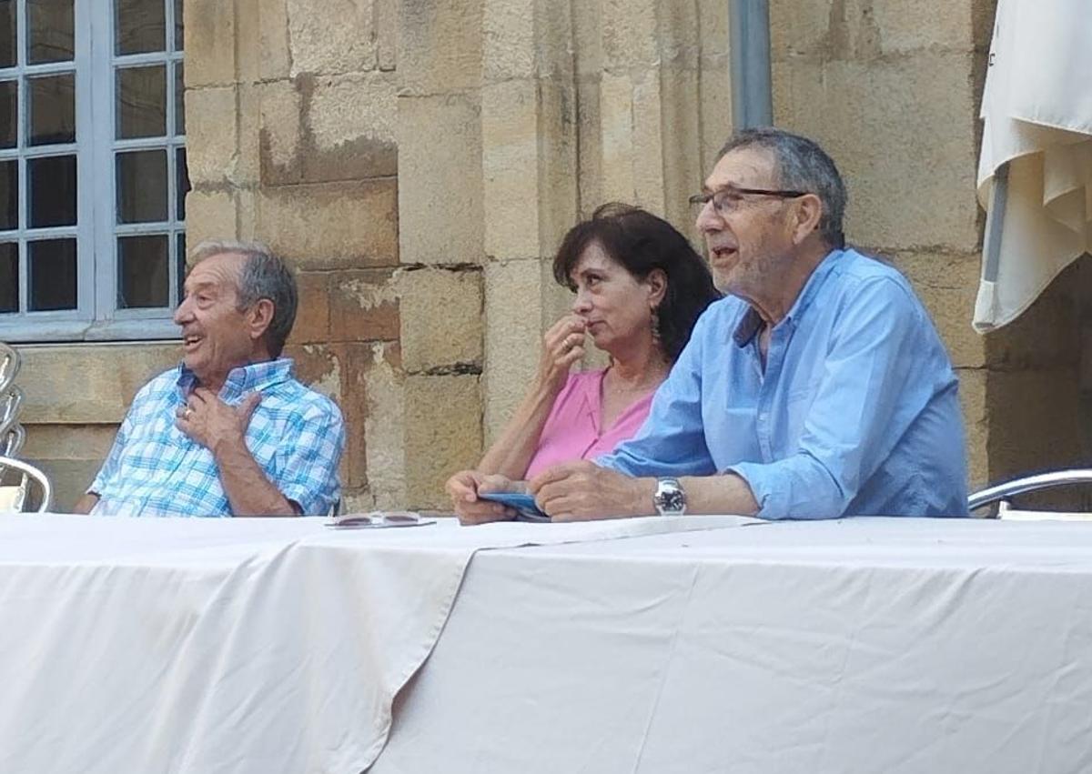 Imagen secundaria 1 - Encuentro en Villafranca del Bierzo este verano con miembros de Anreg y de la editorial en la presentación del libro.