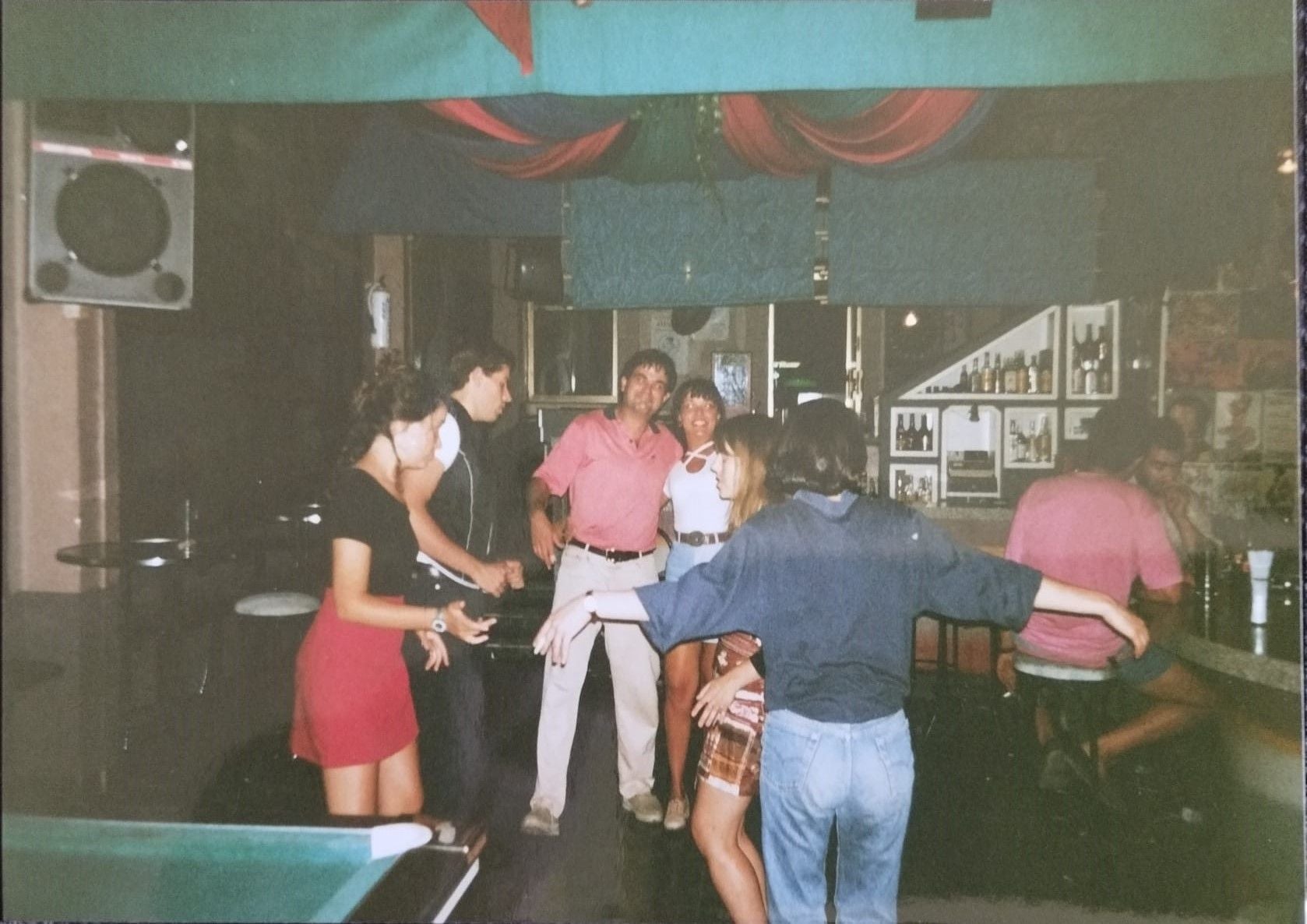 Jose María Alcoba con amigos en el pub El Jardín.