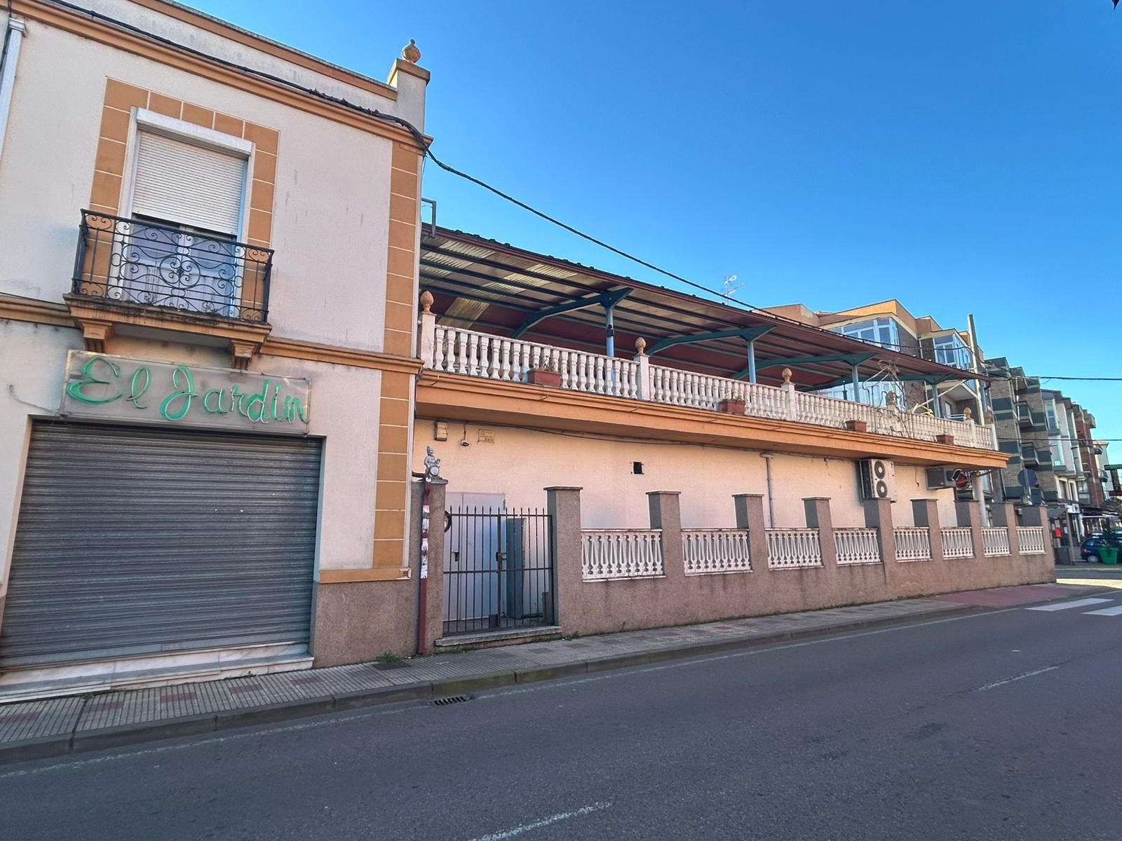 Otra entrada del pub El Jardín.