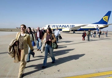 Ryanair dejará de operar en Valladolid y reduce vuelos en Asturias