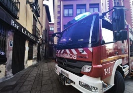 Bomberos de León en las inmediaciones del local.