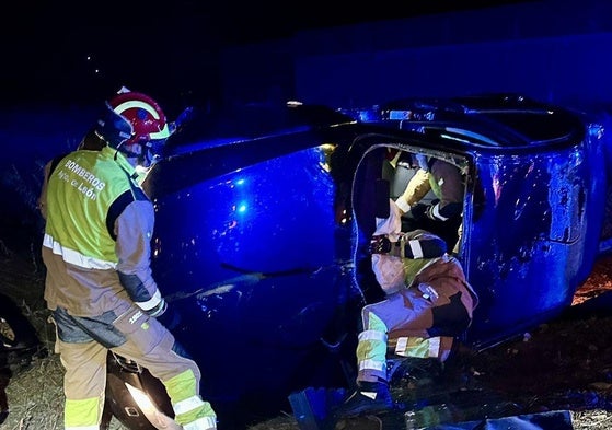 Bomberos de León durante la excarcelación de los ocupantes.