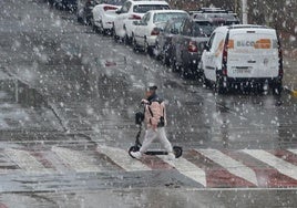 Un peatón en Ponferrada durante la nevada del domingo.