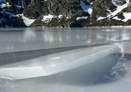 Una placa de hielo que cubre el lago Ausente.