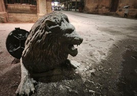 El león de San Marcelo cubierto de nieve.