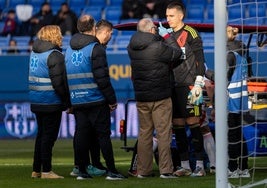 Andrés Prieto, atendido por los servicios médicos en el Johann Cruyff de Barcelona.