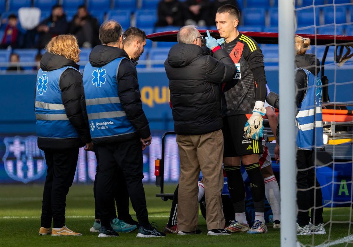 Andrés Prieto, atendido por los servicios médicos en el Johann Cruyff de Barcelona.