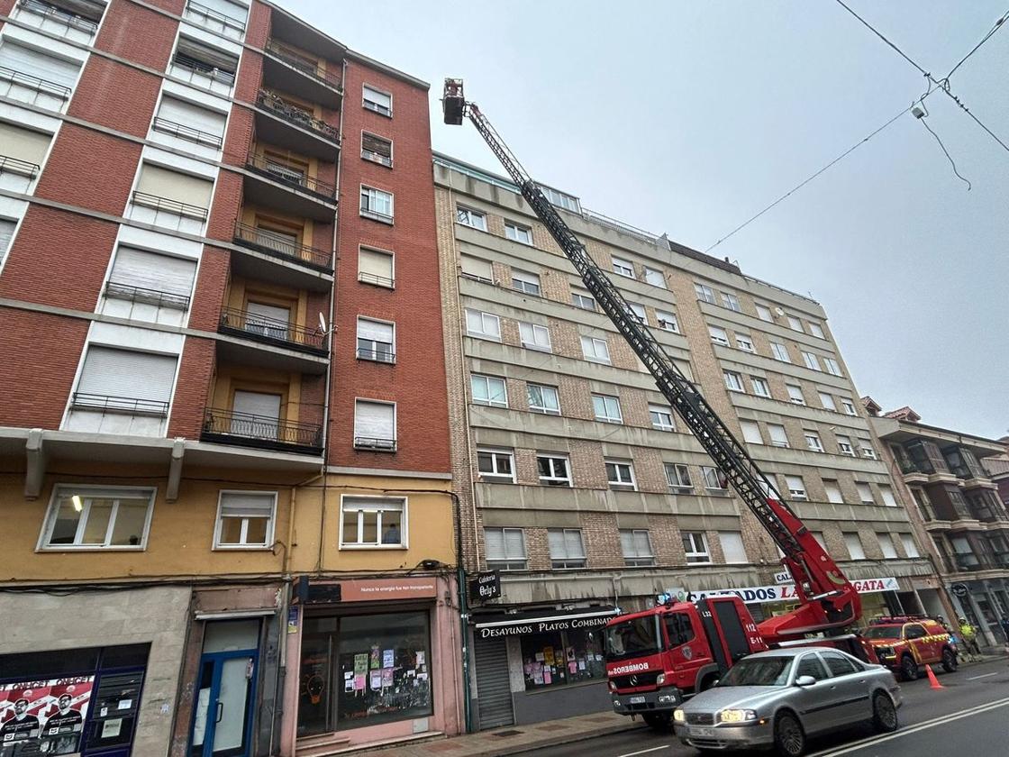 Intervención de Bomberos de León en Alcalde Miguel Castaño