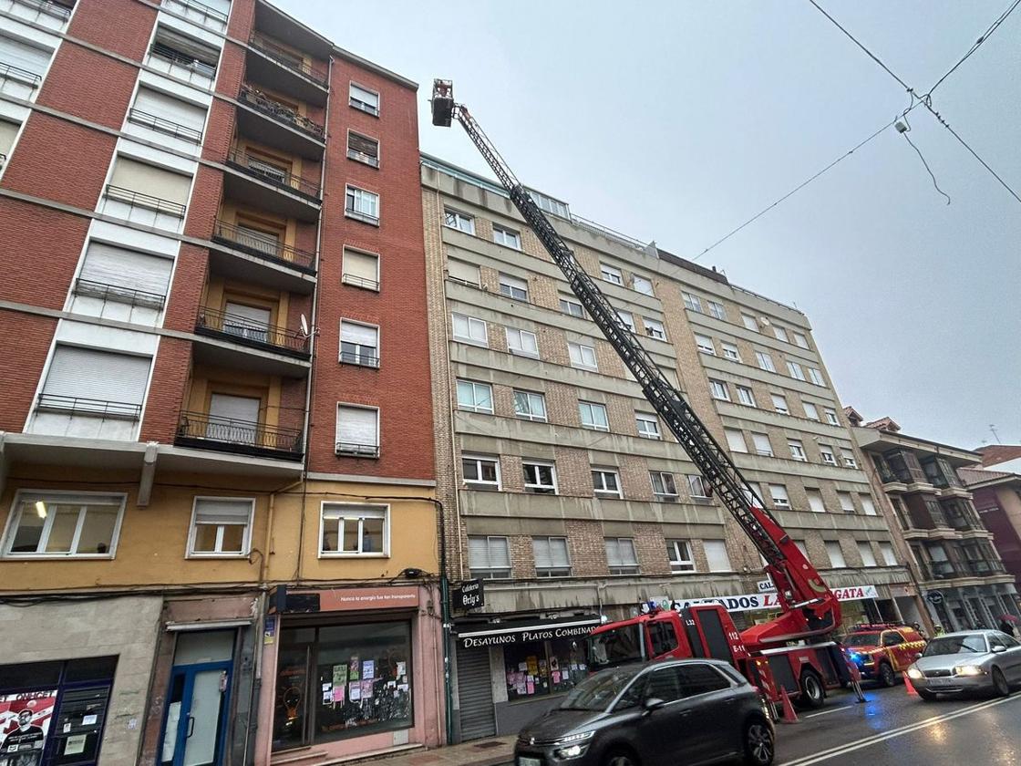 Intervención de Bomberos de León en Alcalde Miguel Castaño