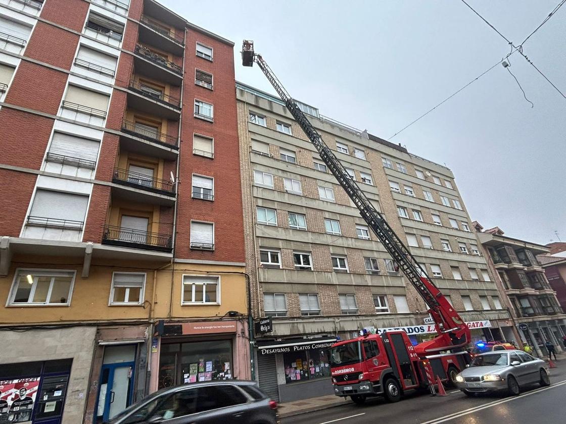 Intervención de Bomberos de León en Alcalde Miguel Castaño