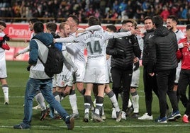 Los jugadores de la Cultural celebran el pase de ronda ante el Atlético.