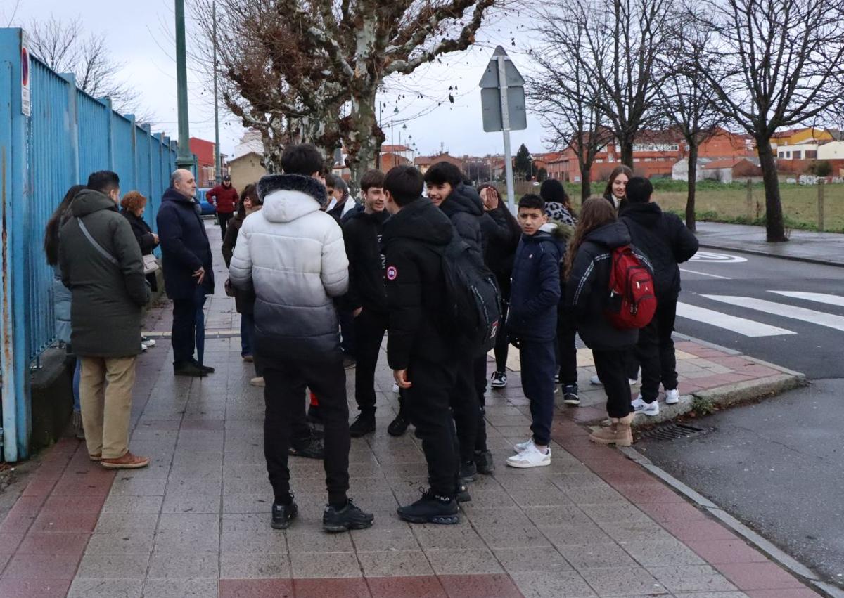 Imagen secundaria 1 - Protesta en el IES Antonio García Bellido.