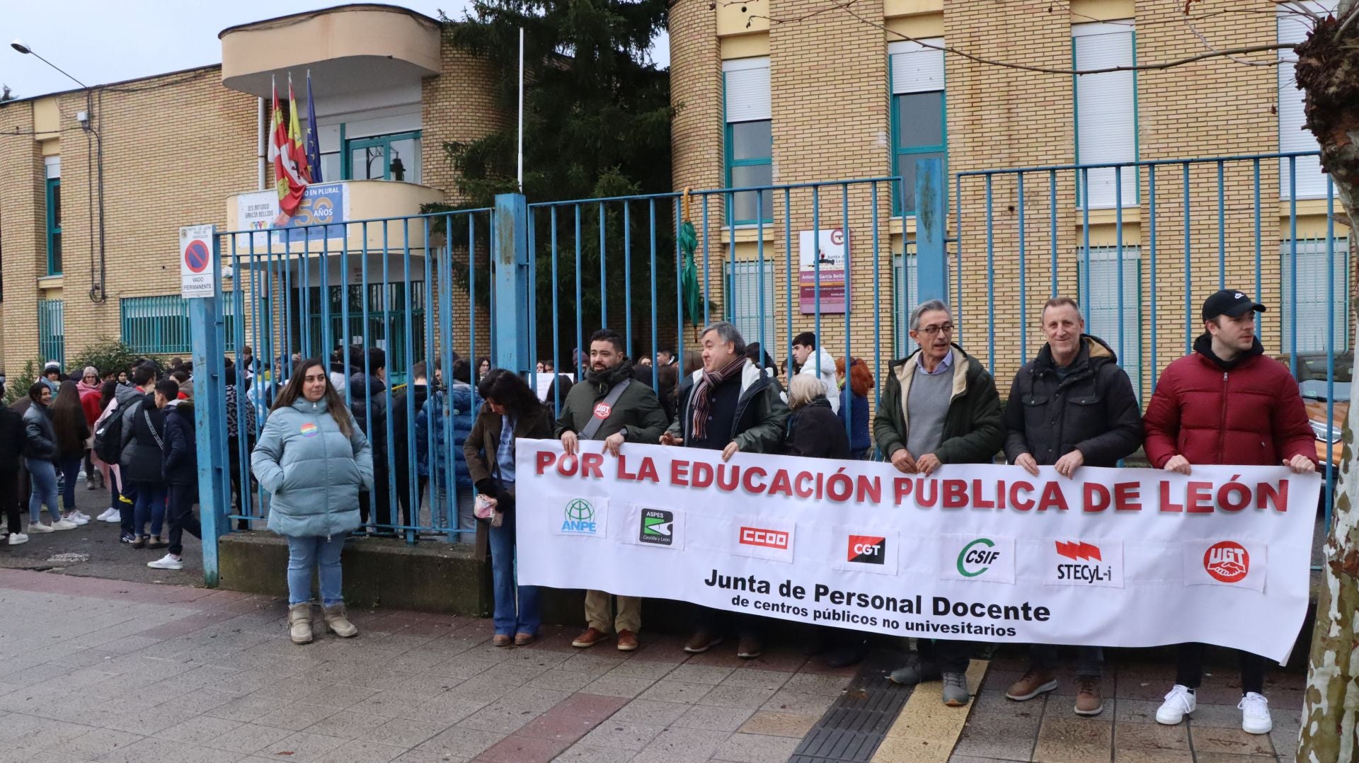 Imagen principal - Protesta en el IES Antonio García Bellido.