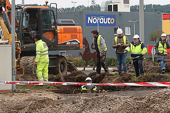 Imágenes de los operarios arreglando la tubería