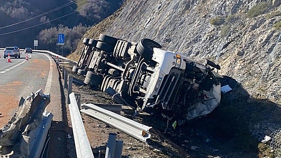 Muere un hombre de 38 años tras volcar su camión en la autopista del Huerna