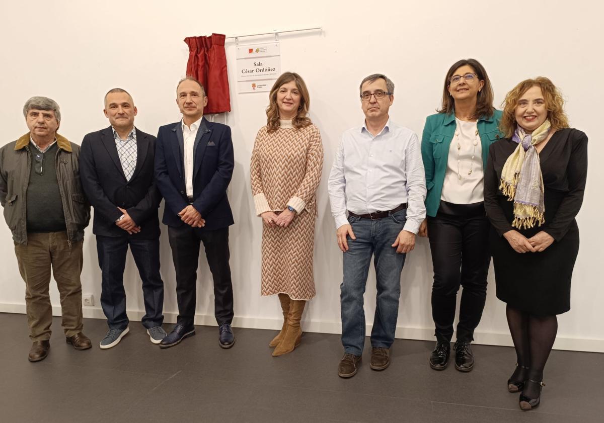 Imagen principal - Miguel Ángel Tesouro, vicerrector de profesorado; Diego Soto, vicerrector de EStudiatnes, Cultura y Deportes; el homenajeado, César Ordóñez; Nuria González, rectora de la ULE; Santiago Gutiérrez, vicerrector de Investigación y Transferencia; Raquel Domínguez, vicerrectora de Igualdad, Inclusión y Proyección social y Pilar Marques, vicerrectora del campus de Ponferrada.