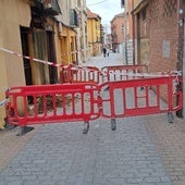 Cortan una calle en el casco histórico de León por peligro de desprendimientos