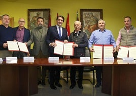 El consejero de Medio Ambiente, Vivienda y Ordenación del Territorio, Juan Carlos Suárez-Quiñones, firma un protocolo del programa Rehabitare para la provincia de León en Villamontán de la Valduerna.