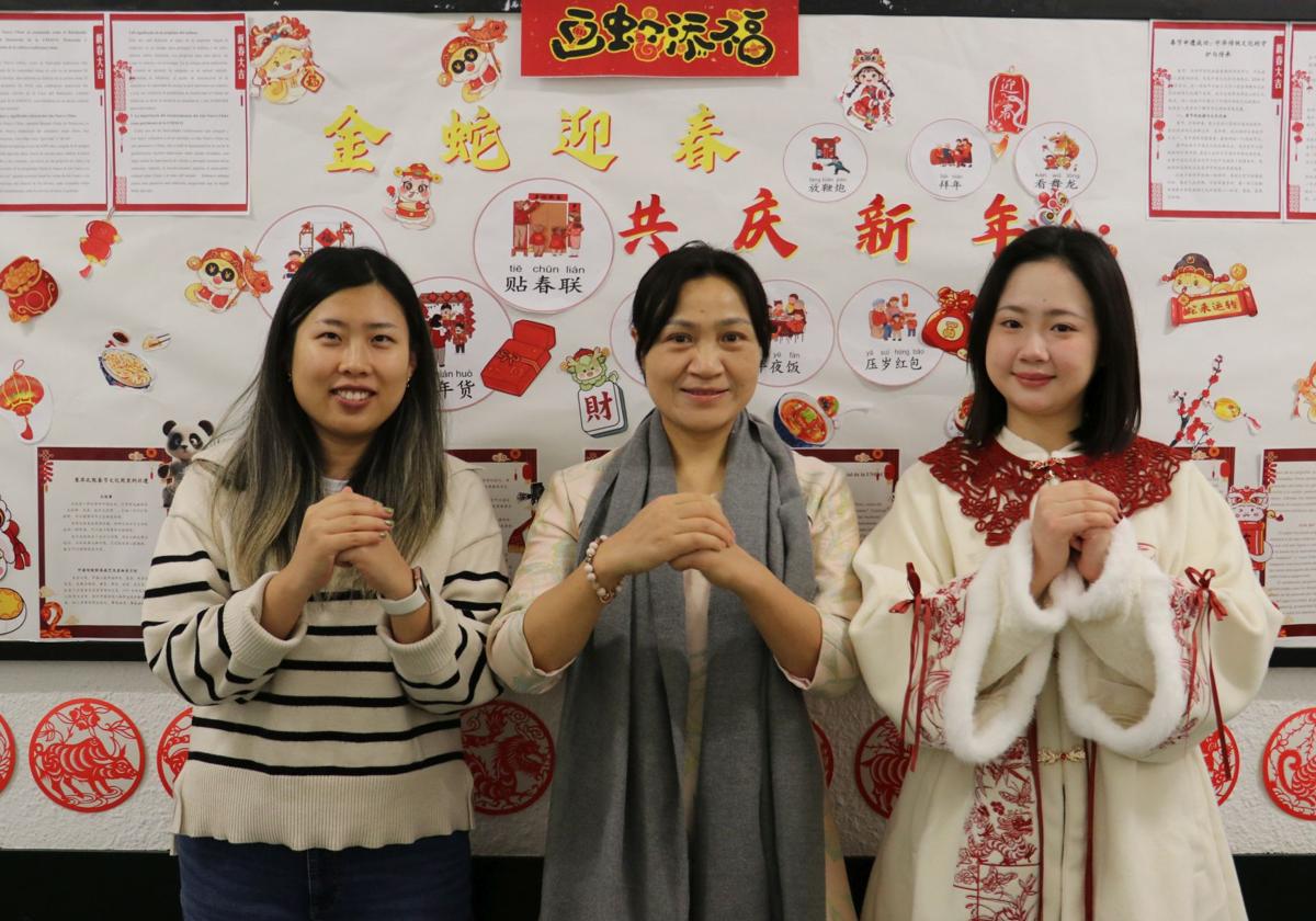 Xiafei Xu (profesora), Fengchun Peng (directora) y Tong Wang (profesora) del Instituto Confucio de León.